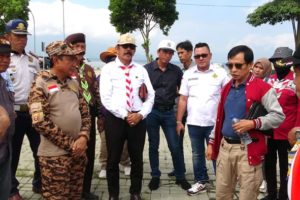 Asisten Bidang Administrasi dan Umum Setda OKU Selatan, Herman Azedi, S.KM., M.M., meninjau Lokasi Upacara HUT Pramuka yang akan diselenggarakan di area Icon Danau Ranau, pada hari Minggu (31/7). (Foto : Humas Kab. Oku Selatan)