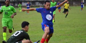 Pemain PS Palembang mencoba mengelabui Pemain Bumara FC. (foto : IST)