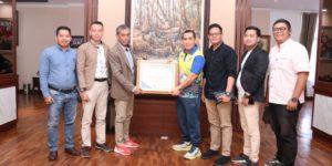 Pos Bantuan Hukum Advokat Indonesia (Posbakumadin) Kota Lubuklinggau memberikan penghargaan kepada Wali Kota Lubuklinggau, H. SN Prana Putra Sohe, atas pelayanan hukum yang diberikan kepada masyarakat, pada hari Jum’at tanggal 5 Agustus 2022 di Kantor Wali Kota Lubuklinggau. (foto : MusiNews.id/Feb)