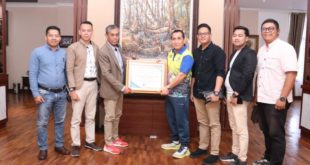 Pos Bantuan Hukum Advokat Indonesia (Posbakumadin) Kota Lubuklinggau memberikan penghargaan kepada Wali Kota Lubuklinggau, H. SN Prana Putra Sohe, atas pelayanan hukum yang diberikan kepada masyarakat, pada hari Jum’at tanggal 5 Agustus 2022 di Kantor Wali Kota Lubuklinggau. (foto : MusiNews.id/Feb)