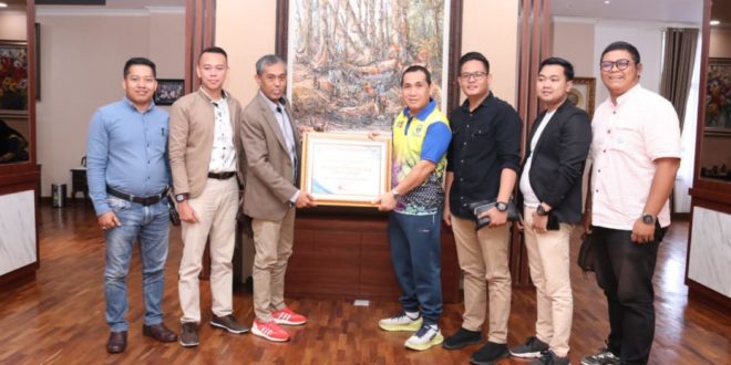 Pos Bantuan Hukum Advokat Indonesia (Posbakumadin) Kota Lubuklinggau memberikan penghargaan kepada Wali Kota Lubuklinggau, H. SN Prana Putra Sohe, atas pelayanan hukum yang diberikan kepada masyarakat, pada hari Jum’at tanggal 5 Agustus 2022 di Kantor Wali Kota Lubuklinggau. (foto : MusiNews.id/Feb)