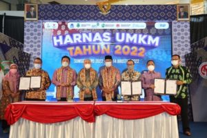 Teten Masduki bersama Gubernur H. Herman Deru, Gubernur Jawa Barat Ridwan Kamil membuka sekaligus meninjau Pameran Sumsel Expo 2022. (Foto : Humas Prov. Sumsel)