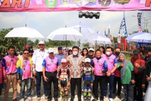 H. Herman Deru secara resmi membuka Event Gubernur Sumex Gencar Trabaz Cup Race 2022 di Sirkuit Jakabaring Sport City, Minggu (14/8). (Foto : Humas Prov. Sumsel)