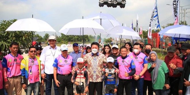 H. Herman Deru secara resmi membuka Event Gubernur Sumex Gencar Trabaz Cup Race 2022 di Sirkuit Jakabaring Sport City, Minggu (14/8). (Foto : Humas Prov. Sumsel)