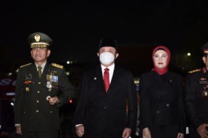 menggelar Upacara kehormatan renungan suci di Taman Makam Pahlawan Ksatria Ksetra Siguntang Palembang. Pada hari Selasa (16/8) malam. (Foto : Humas Prov. Sumsel)