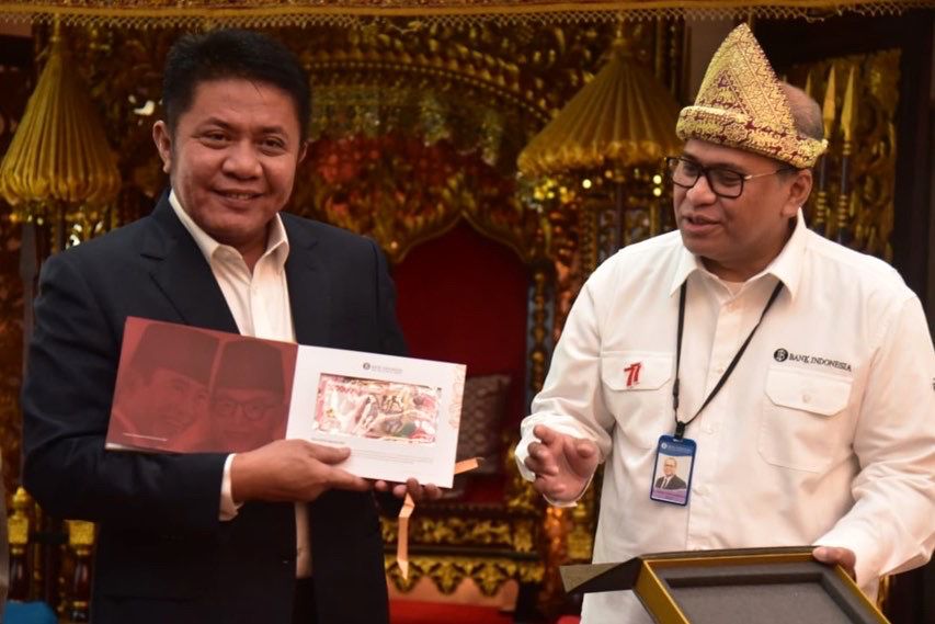 Uang kertas terbaru tahun emisi 2022 itu diberikan langsung oleh Kepala Perwakilan Bank Indonesia R Erwin Soeriadimadja di Griya Agung Palembang, Kamis (18/8) pagi. (Foto : Humas Prov. Sumsel)