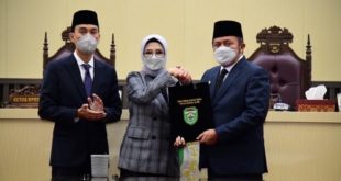 H. Herman Deru, dengan Ketua DPRD Sumsel, Hj. R.A. Anita Noeringhati, pada Rapat paripurna DPRD Sumsel pada hari Kamis tanggal 11 Agustus 2022. (Foto: Humas DPRD Sumsel)