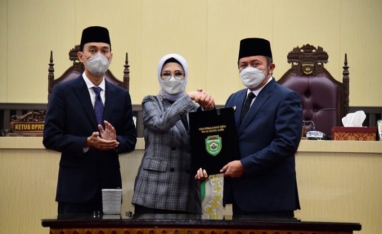 H. Herman Deru, dengan Ketua DPRD Sumsel, Hj. R.A. Anita Noeringhati, pada Rapat paripurna DPRD Sumsel pada hari Kamis tanggal 11 Agustus 2022. (Foto: Humas DPRD Sumsel)