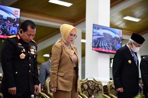 Pimpinan dan Anggota Dewan Perwakilan Rakyat Daerah (DPRD) Provinsi Sumatera Selatan (Sumsel) mendengarkan pidato kenegaraan Presiden Republik Indonesia, Ir. Joko Widodo, dalam Rapat Paripurna Istimewa pada hari Selasa tanggal 16 Agustus 2022 di Ruang Rapat Paripurna DPRD Provinsi Sumsel. (Foto : Humas DPRD Prov. Sumsel)