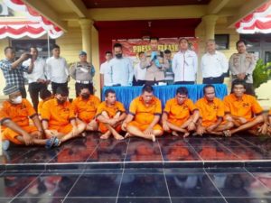Aparat Gabungan Polres OI dan Mabes Polri Ringkus Sindikat Pengoplos BBM Payakabung. (foto : van)