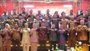 Gubernur Sumsel, Forkopimda serta Bupati dan Walikota dengan Kajati Sumsel di Griya Agung Palembang, pada hari Kamis (8/9) malam. (Foto : Humas Prov. Sumsel)