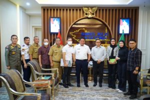 Menerima audiensi Komunitas Musi Runners sekaligus panitia kegiatan Musi Run 2022, di ruang tamunya pada hari Selasa (13/9) pagi. (Foto : Humas Prov. Sumsel)