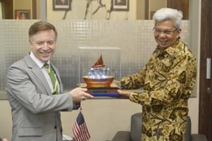 H. Mawardi Yahya menerima Konsulat Amerika Serikat (AS) Wilayah Sumatera Mr. Gordon S. Church bertempat di Ruang Tamu Wakil Gubernur Sumsel, pada hari Jumat (16/9). (Foto : Humas Prov. Sumsel)