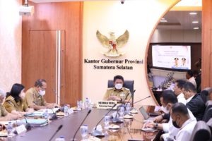 H. Herman Deru menerima Satuan Tugas Pemulihan Ekonomi Nasional (PEN) Mabes melakukan Sosialisasi Insert dan belanja Anggaran APBN/APBD di Provinsi Sumsel dalam penanggulangan Dampak Covid-19 Tahun 2022 yang digelar di ruang rapat Kantor Gubernur, pada hari Senin (12/9). (Foto : Humas Prov.Sumsel)