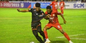 Pemain Semen Padang (baju warna hitam) mendapatkan pengawalan ketat dari pemain Semen Padang, pada pertandingan di Wilayah Barat Liga 2 Indonesia Tahun 2022. (foto : ligaindonesiabaru.com)