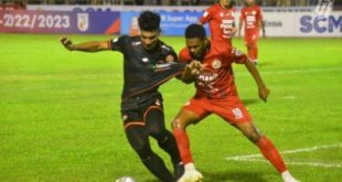 Pemain Semen Padang (baju warna hitam) mendapatkan pengawalan ketat dari pemain Semen Padang, pada pertandingan di Wilayah Barat Liga 2 Indonesia Tahun 2022. (foto : ligaindonesiabaru.com)