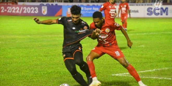 Pemain Semen Padang (baju warna hitam) mendapatkan pengawalan ketat dari pemain Semen Padang, pada pertandingan di Wilayah Barat Liga 2 Indonesia Tahun 2022. (foto : ligaindonesiabaru.com)