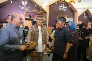 Menteri Parekraf RI Sandiaga Uno didampingi Gubernur Sumsel H. Herman Deru, di Griya Agung, pada hari Rabu (14/9) sore. (Foto : Humas Prov. Sumsel)