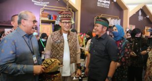Menteri Parekraf RI Sandiaga Uno didampingi Gubernur Sumsel H. Herman Deru, di Griya Agung, pada hari Rabu (14/9) sore. (Foto : Humas Prov. Sumsel)