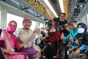 Menhub bersama Gubernur Sumsel H. Herman Deru Membagikan kartu LRT yang digelar di stasiun LRT Ampera Palembang, pada hari Sabtu (17/9). (Foto : Humas Prov. Sumsel)