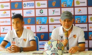 Pelatih Sriwijaya FC, Liestiadi, didampingi Fiwi Dwipan, saat Dalam sesi Pre Match Press Conference di Media Center Stadion Atletik pada hari Minggu tanggal 4 September 2022.