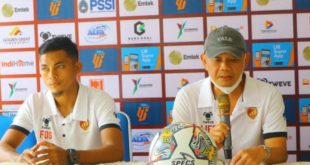 Pelatih Sriwijaya FC, Liestiadi, didampingi Fiwi Dwipan, saat Dalam sesi Pre Match Press Conference di Media Center Stadion Atletik pada hari Minggu tanggal 4 September 2022.
