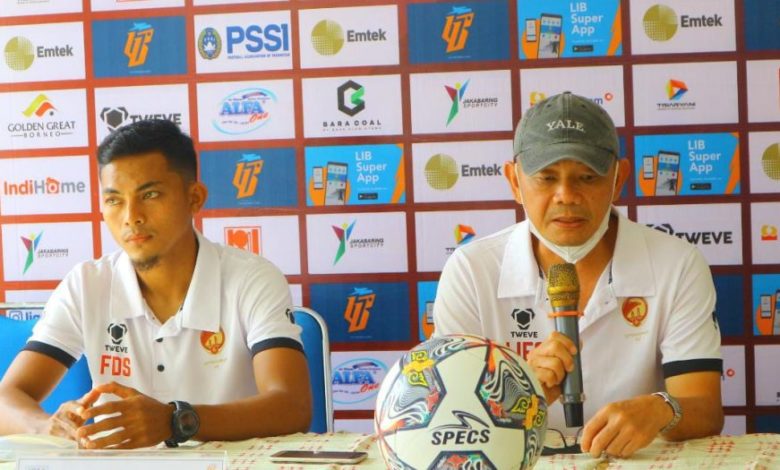 Pelatih Sriwijaya FC, Liestiadi, didampingi Fiwi Dwipan, saat Dalam sesi Pre Match Press Conference di Media Center Stadion Atletik pada hari Minggu tanggal 4 September 2022.