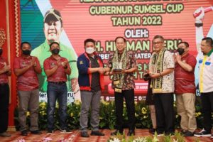 H. Herman Deru ketika menyampaikan arahan saat membuka Kejurnas Tenis Gubernur Sumsel Cup 2022 di Griya Agung, pada hari Rabu (31/8) malam. (Foto : Humas Prov. Sumsel)