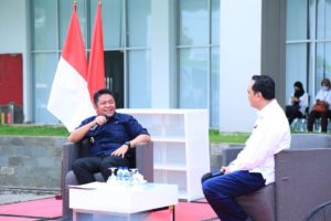 H. Herman Deru memberikan kuliah umum kepada mahasiswa dan mahasiswi Politeknik Pariwisata (Poltekpar) Palembang, pada hari Senin (5/9). (Foto : Humas Prov. Sumsel)