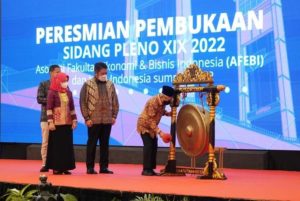 H. Herman Deru mendampingi Wapres RI Prof. Dr. (H.C) K.H. Ma’ruf Amin dalam rangkaian kunkernya hari kedua di Palembang Sumsel, pada hari Rabu (7/9). (Foto : Humas Prov. Sumsel)