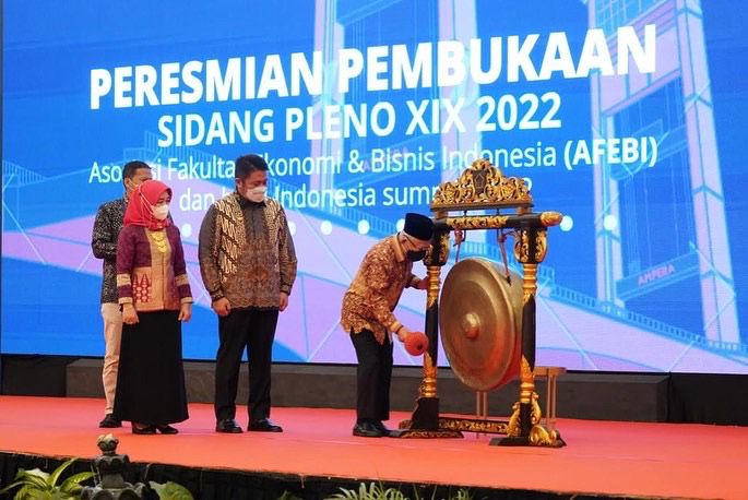 H. Herman Deru mendampingi Wapres RI Prof. Dr. (H.C) K.H. Ma’ruf Amin dalam rangkaian kunkernya hari kedua di Palembang Sumsel, pada hari Rabu (7/9). (Foto : Humas Prov. Sumsel)