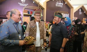 Menteri Parekraf Republik Indonesia, Sandiaga Uno, didampingi Gubernur Sumsel, Herman Deru, di Griya Agung, pada hari Rabu (14/9) sore. (Foto : Humas Prov. Sumsel)