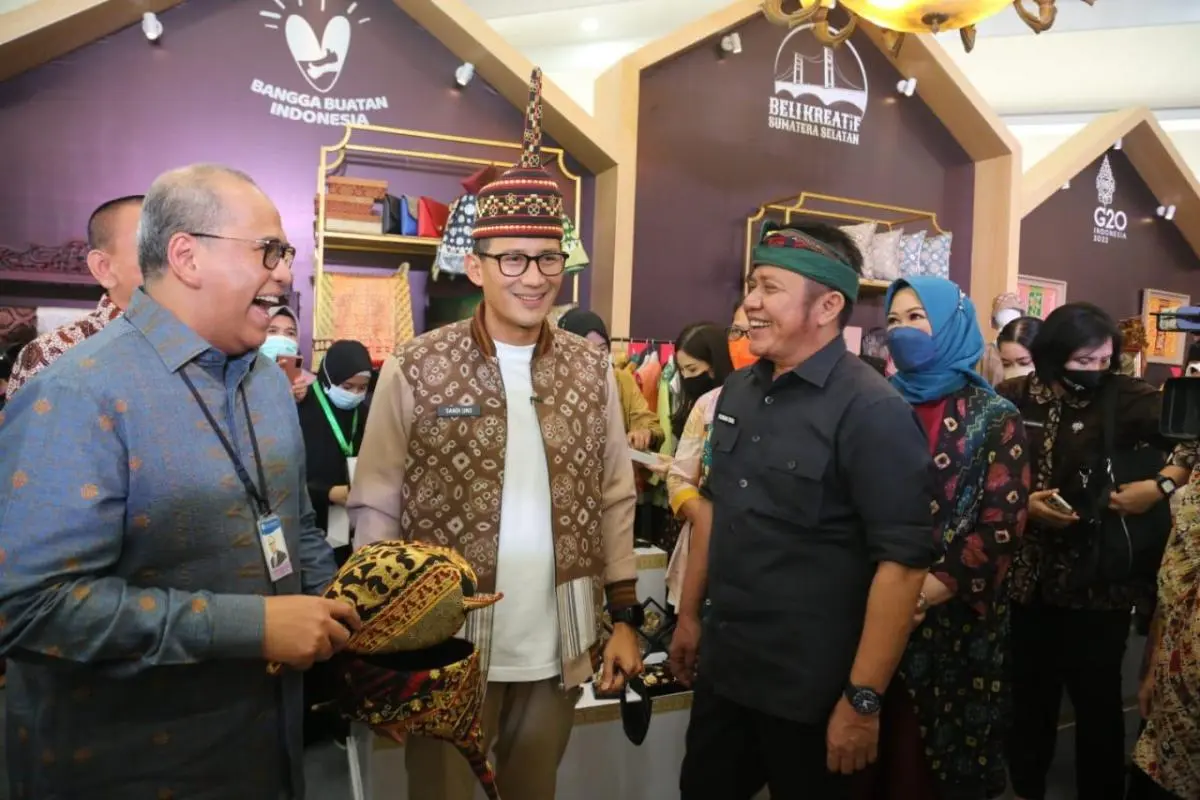 Menteri Parekraf Republik Indonesia, Sandiaga Uno, didampingi Gubernur Sumsel, Herman Deru, di Griya Agung, pada hari Rabu (14/9) sore. (Foto : Humas Prov. Sumsel)