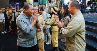 Kenal Pamit Kapolda Sumatera Selatan dari Irjen Pol. Drs. Toni Hermanto, MH Kepada Irjen Pol. Albertus Rachmad Wibowo, S.I.K, Senin (24/10/2022) malam di Griya Agung. (Foto : Humas Pemkab Muba)