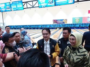 Ketua Pengurus Persatuan Boling Indonesia (PBI) Sumatera Selatan RA Anita Noeringhati SH MH saat membuka Fun Games Boling PBI Sumsel Tahun 2022, Sabtu (8/10/2022) di Venue JSC Bowling Center.