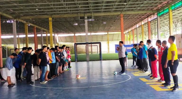Tri Ricki Yakub, Koordinator Acara, memberikan kata sambutan pada pembukaan Turnamen Futsal Sumsel Super League di Lapangan Big One, Palembang.