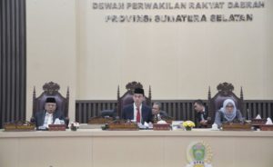 Mawardi Yahya, didampingi oleh Sekretaris Daerah (Sekda) Sumsel, S.A. Supriono, menghadiri secara langsung Rapat Paripurna LVI (56) di Gedung DPRD Sumsel. (Foto: Humas DPRD Prov. Sumsel)