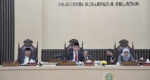 Mawardi Yahya, didampingi oleh Sekretaris Daerah (Sekda) Sumsel, S.A. Supriono, menghadiri secara langsung Rapat Paripurna LVI (56) di Gedung DPRD Sumsel. (Foto: Humas DPRD Prov. Sumsel)