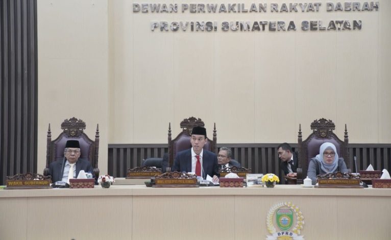 Mawardi Yahya, didampingi oleh Sekretaris Daerah (Sekda) Sumsel, S.A. Supriono, menghadiri secara langsung Rapat Paripurna LVI (56) di Gedung DPRD Sumsel. (Foto: Humas DPRD Prov. Sumsel)