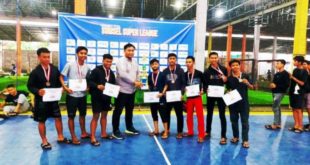 Tri Ricki Yakub, Ketua Panitia Turnamen Futsal Sumsel Super League, foto bersama pemenang. (foto : mif)