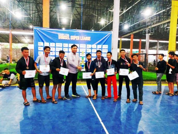 Tri Ricki Yakub, Ketua Panitia Turnamen Futsal Sumsel Super League, foto bersama pemenang. (foto : mif)