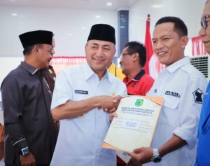 Pj Bupati Apriyadi Lantik Kepengurusan 3 Forum di Muba. (Foto : Humas Pemkab Muba)