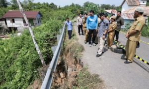 Insiden longsor yang terjadi di sekitar Jembatan Dusun 1 Desa Tanah Abang Kecamatan Batanghari Leko (Foto:Pemkab Muba)