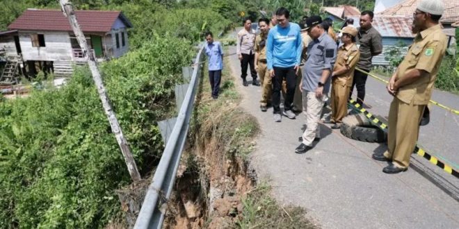 Insiden longsor yang terjadi di sekitar Jembatan Dusun 1 Desa Tanah Abang Kecamatan Batanghari Leko (Foto:Pemkab Muba)