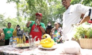 Pj Bupati Muba bersama Forkopimda dan didampingi istri mencicipi hasil masakan dari setiap Kepala OPD (Foto:Pemkab Muba)