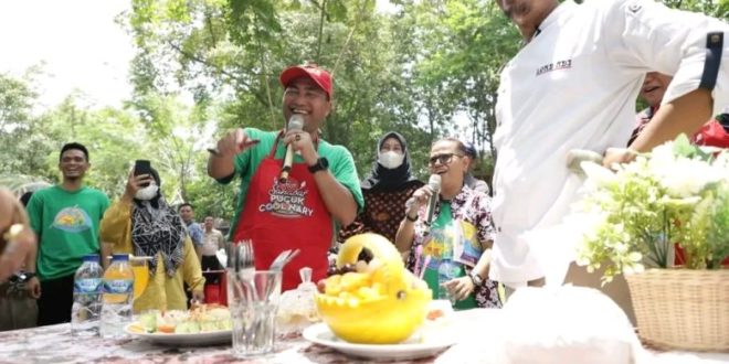 Pj Bupati Muba bersama Forkopimda dan didampingi istri mencicipi hasil masakan dari setiap Kepala OPD (Foto:Pemkab Muba)