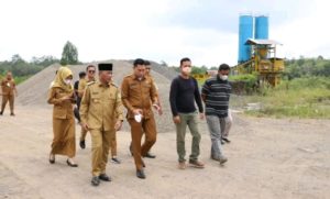 Usai meninjau lokasi perbaikan jalan di Desa Napal Kecamatan Lawang Wetan (foto:Pemkab Muba)
