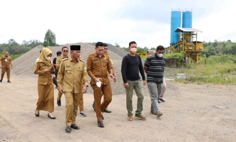 Usai meninjau lokasi perbaikan jalan di Desa Napal Kecamatan Lawang Wetan (foto:Pemkab Muba)