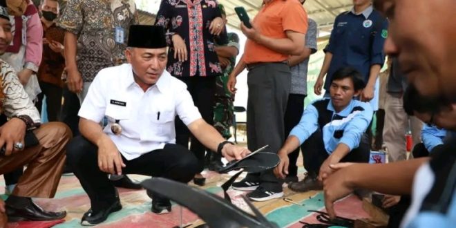 Produksi Sandal Jepit di Plakat Tinggi Muba, Setengah Jam Langsung Jadi(Foto: Pemkab Muba)