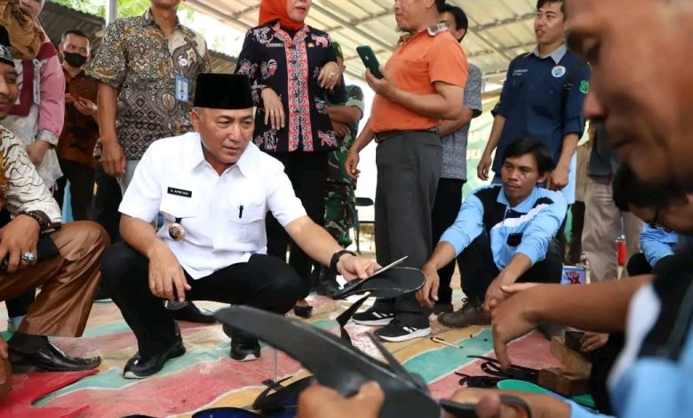 Produksi Sandal Jepit di Plakat Tinggi Muba, Setengah Jam Langsung Jadi(Foto: Pemkab Muba)